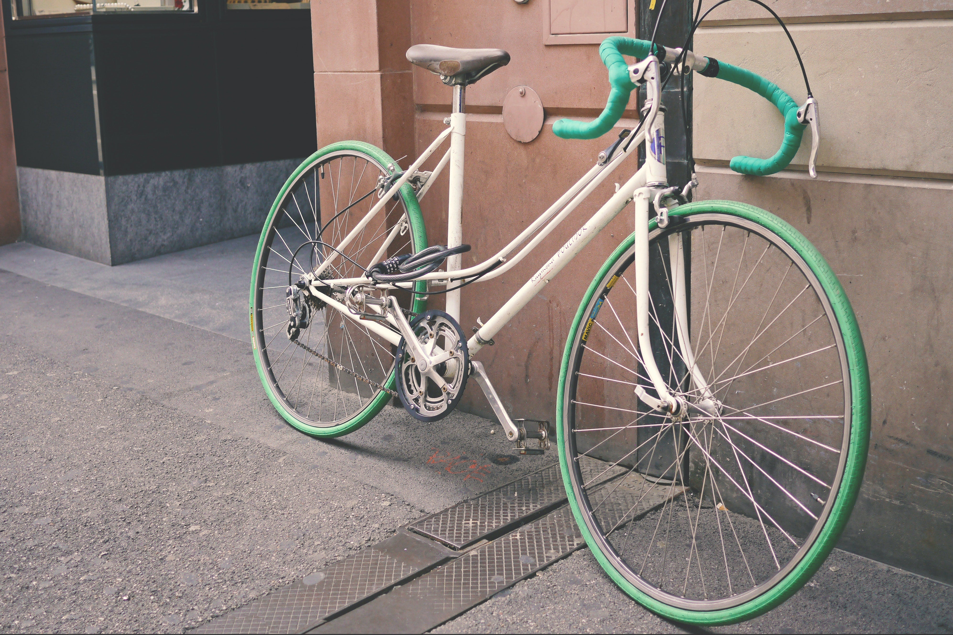 https://www.pc.pitt.edu/sites/default/files/white-and-green-bike-leaning-on-wall-191042.jpg